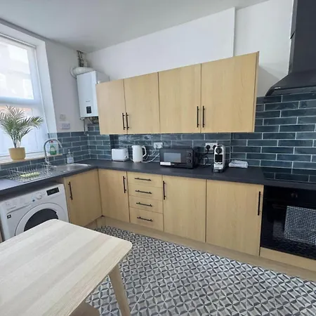 Levenshulme House - 2 Bedroom - Sleeps 6 - Free Parking & Wifi Feriehus