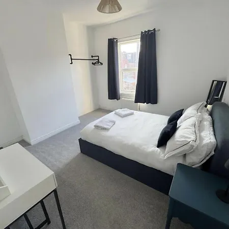 Holiday home Levenshulme House - 2 Bedroom - Sleeps 6 - Free Parking & Wifi