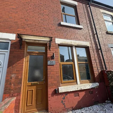 Holiday home Levenshulme House - 2 Bedroom - Sleeps 6 - Free Parking & Wifi *