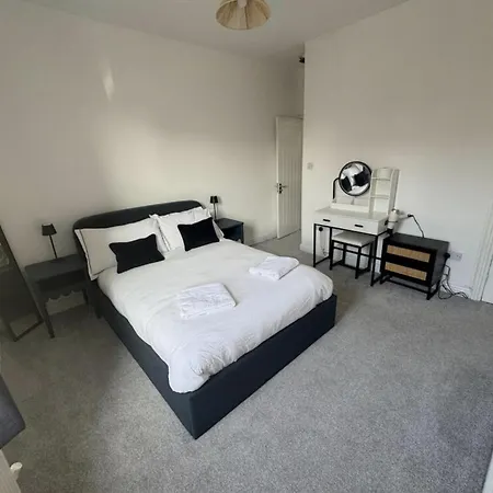 Levenshulme House - 2 Bedroom - Sleeps 6 - Free Parking & Wifi Holiday home Manchester