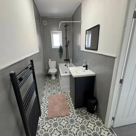 Levenshulme House - 2 Bedroom - Sleeps 6 - Free Parking & Wifi