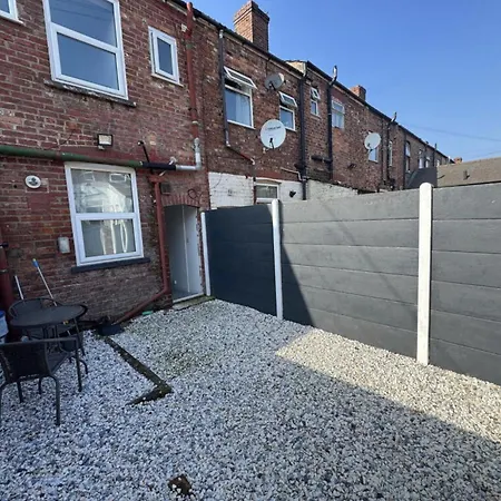 Holiday home Levenshulme House - 2 Bedroom - Sleeps 6 - Free Parking & Wifi