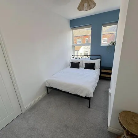 Holiday home Levenshulme House - 2 Bedroom - Sleeps 6 - Free Parking & Wifi *