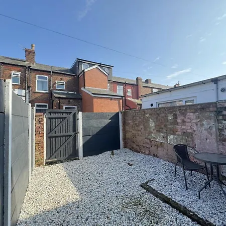 Holiday home Levenshulme House - 2 Bedroom - Sleeps 6 - Free Parking & Wifi Manchester