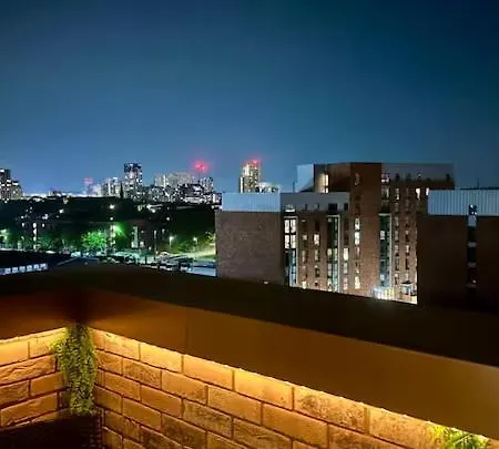 Lux Livin' - Luxury 2 Bed Penthouse Large Balcony Apartment