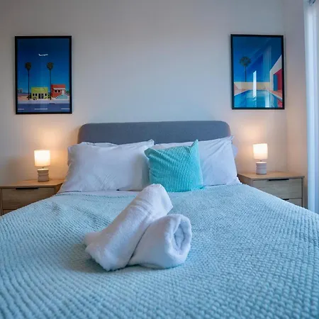 Lux Livin' - Luxury 2 Bed Penthouse Large Balcony Apartment