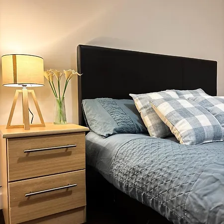 Chic Trafford Apartment, Private Underground Parking, Fast Wi-fi, Self Check-in Anytime, 5 Mins To Old Trafford Stadium * マンチェスター