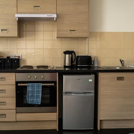 Chic Trafford Apartment, Private Underground Parking, Fast Wi-fi, Self Check-in Anytime, 5 Mins To Old Trafford Stadium *