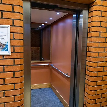 Chic Trafford Apartment, Private Underground Parking, Fast Wi-fi, Self Check-in Anytime, 5 Mins To Old Trafford Stadium * Manchester