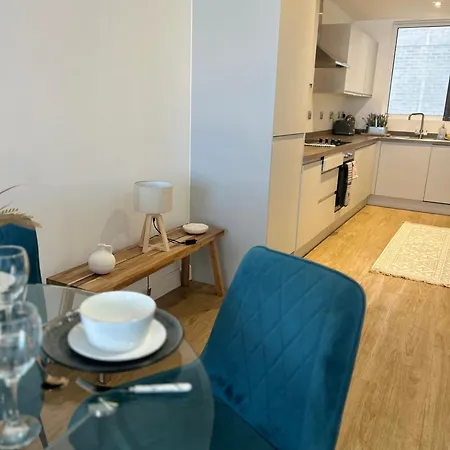 - Modern - Free Parking Apartment