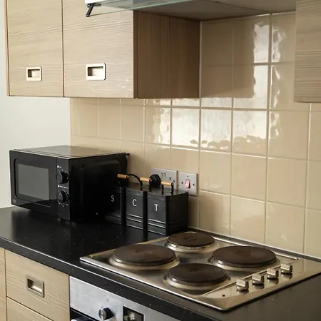 Daire The Trafford Luxe , Garage Parking, Self Check-in Anytime - Perfect For Late Arrivals, Ultra- Fast Wi-fi, 5 Mins To Old Trafford Stadium