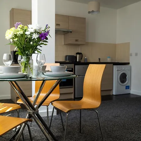Modern And Cosy 1 Bedroom In The Heart Of In Trafford, Private Parking, Free Wi Fi, Self Check In And Late Check In Any Time Perfect Location *