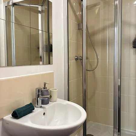 The Trafford Luxe , Garage Parking, Self Check-in Anytime - Perfect For Late Arrivals, Ultra- Fast Wi-fi, 5 Mins To Old Trafford Stadium * Manchester