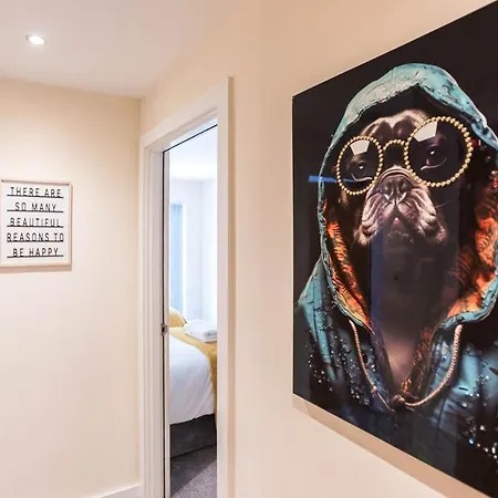 Апартаменты Free Parking Old Trafford 2 Bedrooms *