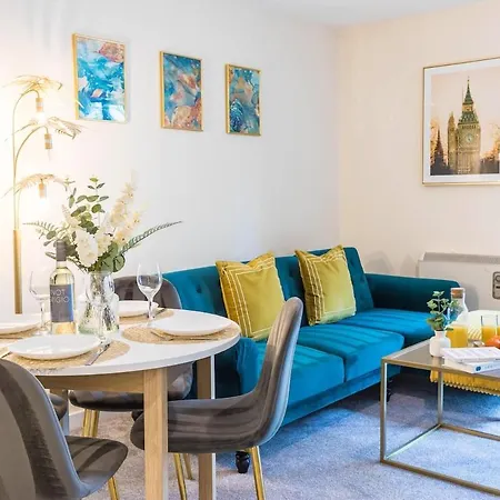 Апартаменты Free Parking Old Trafford 2 Bedrooms Манчестер