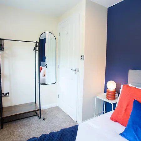 Dom wakacyjny Comfy 3br - Near Deansgate - Perfect For Work, Leisure & Stadium Visits With Parking *