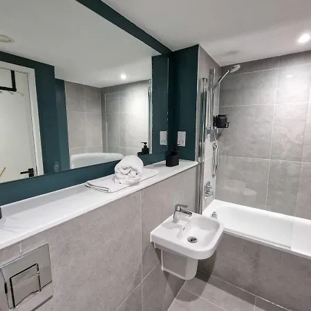 Sleeps 8 Penthouse By Superhost Манчестер