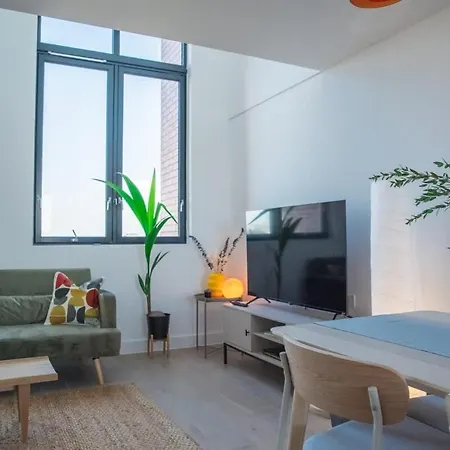 Sleeps 8 Penthouse By Superhost Apartment