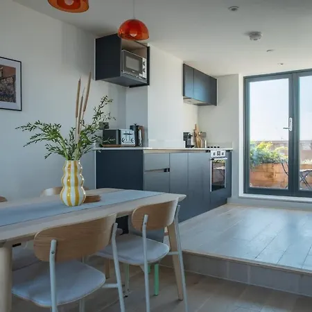 Sleeps 8 Penthouse By Superhost * Manchester