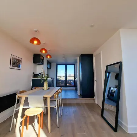 Sleeps 8 Penthouse By Superhost Апартаменты *