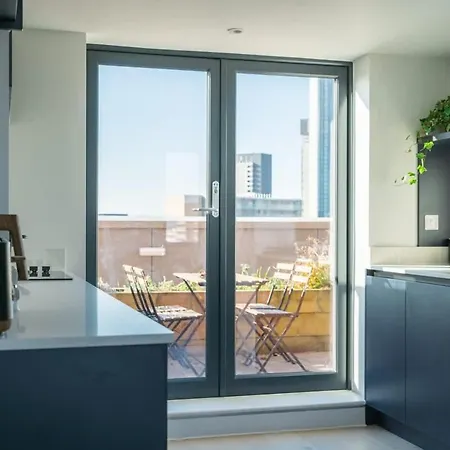 Sleeps 8 Penthouse By Superhost