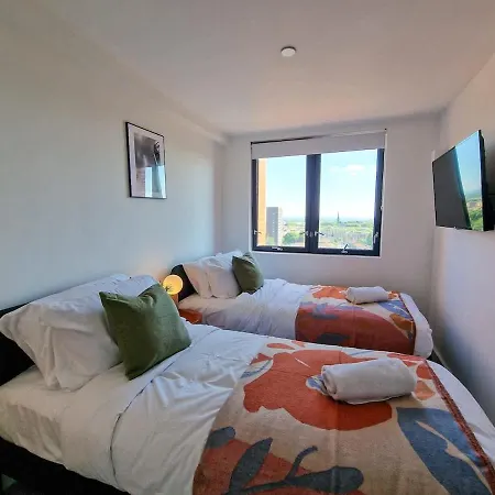 Sleeps 8 Penthouse By Superhost Apartment