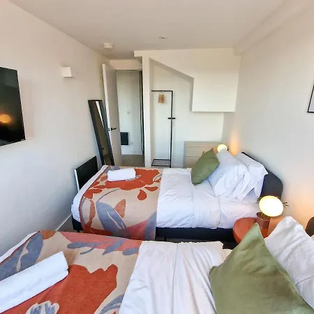 Sleeps 8 Penthouse By Superhost Apartment
