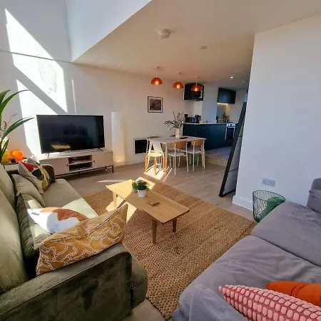 Sleeps 8 Penthouse By Superhost