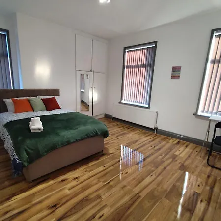 Double-bedroom In The Heart Of Harpurhey Perfect For Short Guest house *