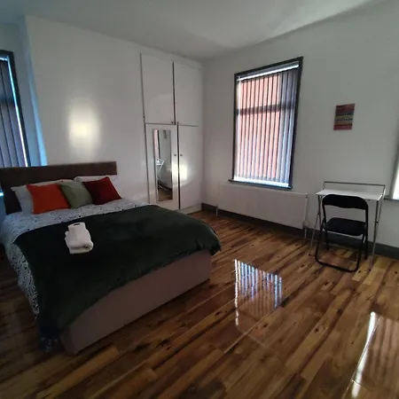 Double-bedroom In The Heart Of Harpurhey Perfect For Short * Manchester