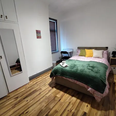 Double-bedroom In The Heart Of Harpurhey Perfect For Short בית הארחה *