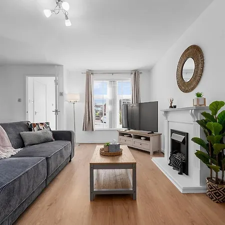 Stylish 3 Bedroom House Free Parking