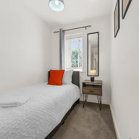 Holiday home Stylish 3 Bedroom House Free Parking *