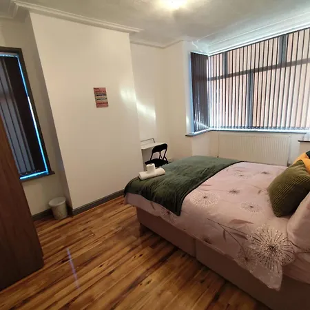 Double-bedroom In The Heart Of Harpurhey Perfect For Short Guest house Manchester
