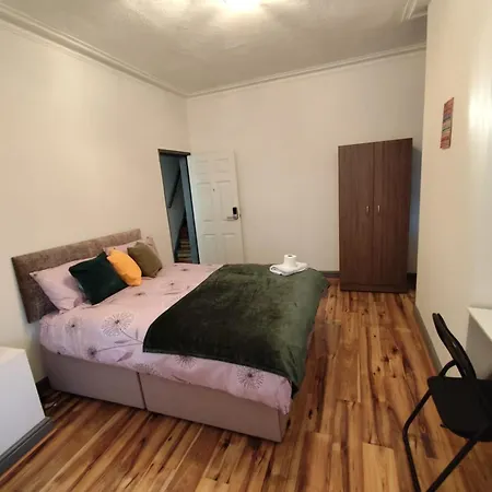 Double-bedroom In The Heart Of Harpurhey Perfect For Short