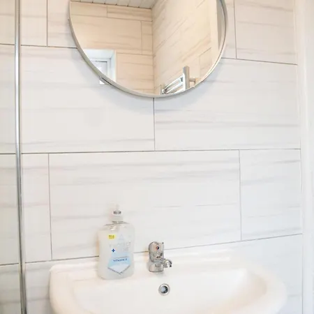 Cozy Retreat With 2 Bedrooms בית נופש *