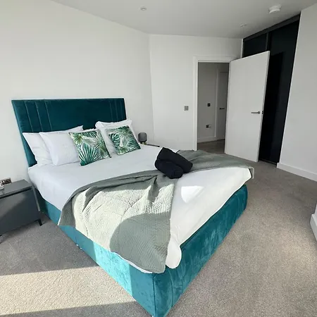 Oasis - Modern 3 Bedroom Apartment