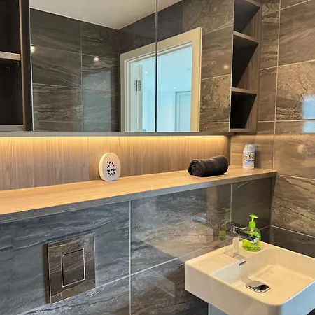 Oasis - Modern 3 Bedroom Apartment *