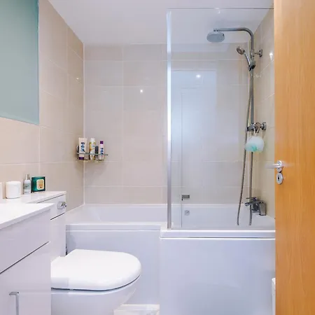 Stunning Duplex In Manchester, Workspace For Professionals Apartment Manchester