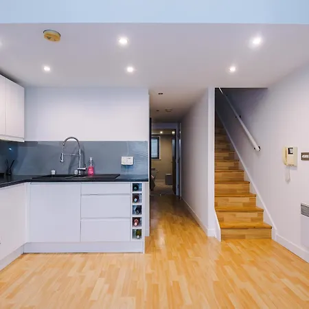 Stunning Duplex In Manchester, Workspace For Professionals Apartment Manchester