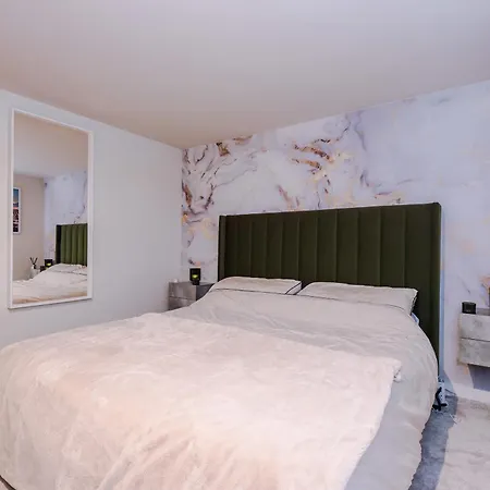 Stunning Duplex In Manchester, Workspace For Professionals