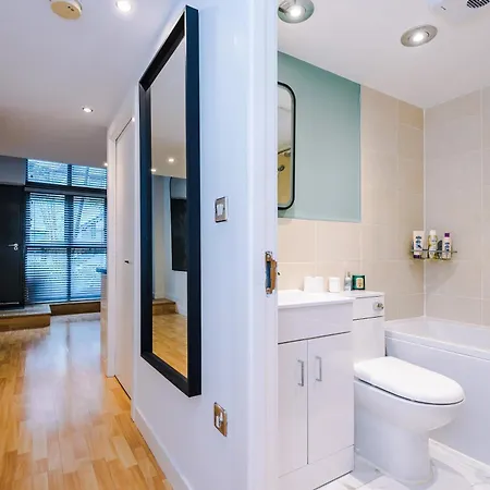 Stunning Duplex In Manchester, Workspace For Professionals شقة