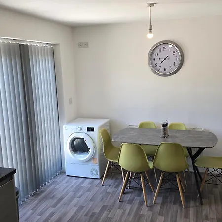 4 Bedroom Tameside Greater Sleeps 8 מנצ'סטר