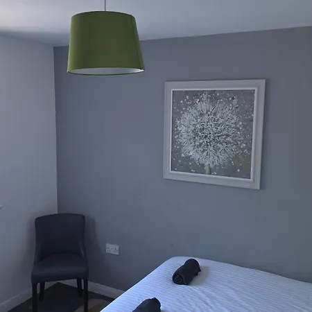 4 Bedroom Tameside Greater Sleeps 8