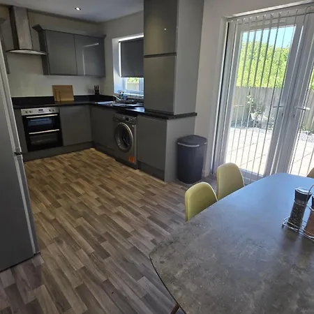4 Bedroom Tameside Greater Sleeps 8 *