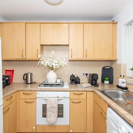 - Centre - Parking - Full Kitchen - M60 Holiday home *