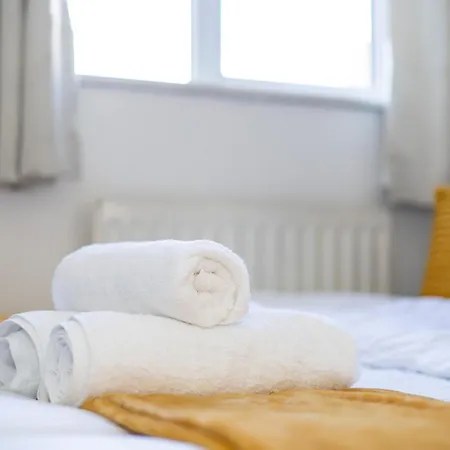 Holiday home - Centre - Parking - Full Kitchen - M60 Manchester