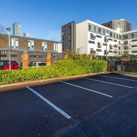 - Centre - Parking - Full Kitchen - M60