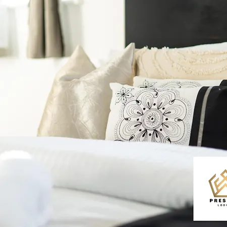 - Centre - Parking - Full Kitchen - M60 *