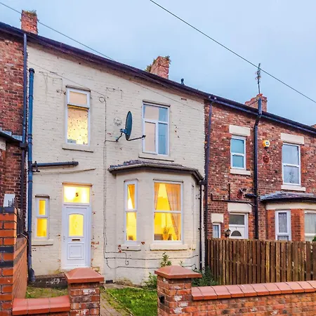 Free Parking, Games Room, Sleeps 7, * Manchester